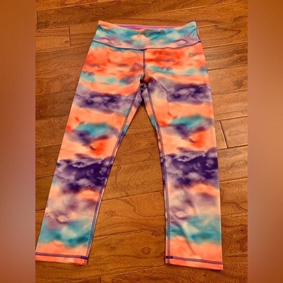 Bundle of 4 workout leggings. Size Medium - Picture 4 of 14